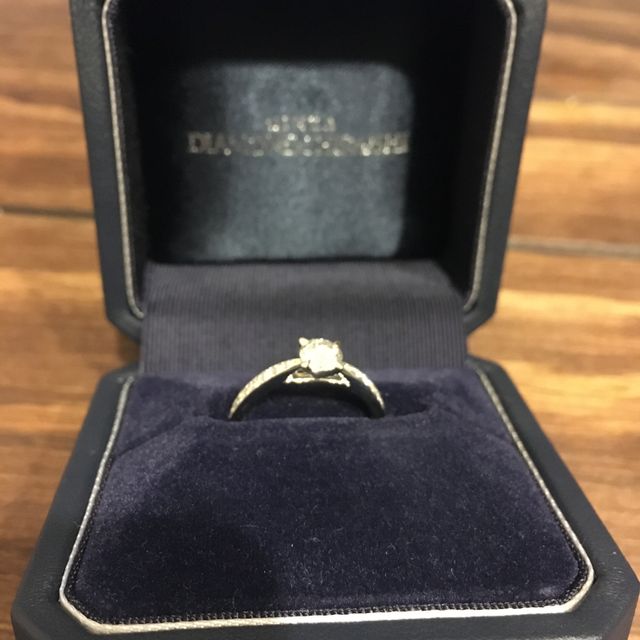 【銀座ダイヤモンドシライシの口コミ】 メインのダイヤモンドだけでなく、その周りにも小さめのダイヤモンドが複…