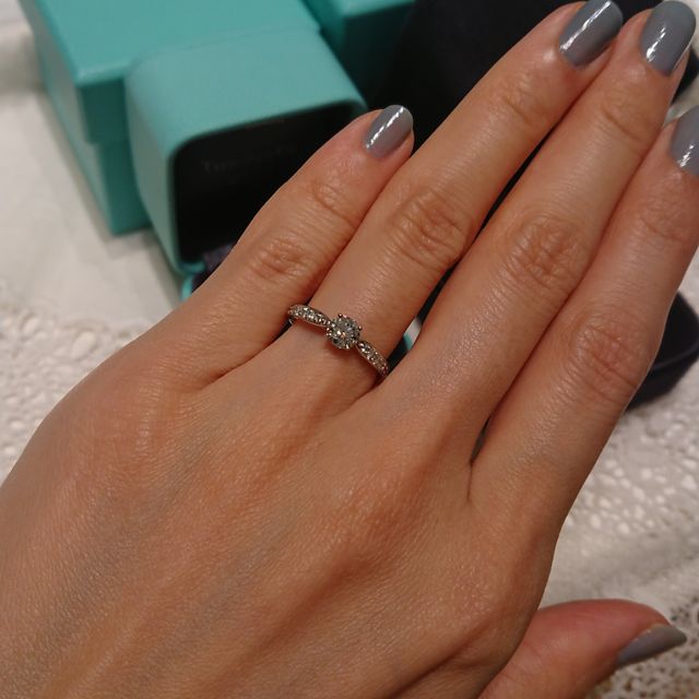 【ティファニー(Tiffany & Co.)の口コミ】 センターのダイヤモンドに向けて細くなっているお洒落なデザインです。
ま…