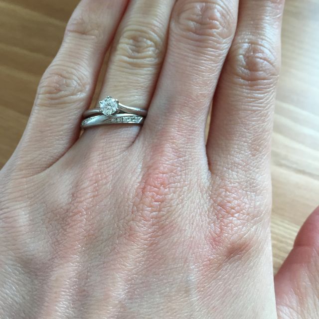 【エクセルコダイヤモンド(EXELCO DIAMOND)の口コミ】 デザインが多い中、シンプルかつ
関節のはった指が少しでもきれいに見える…