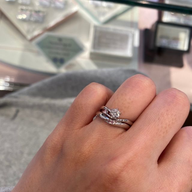 【Ginza Rim(銀座リム)の口コミ】 V字型の指輪で、手元がスッキリし、指が細く華奢に見える所です。婚約指輪…