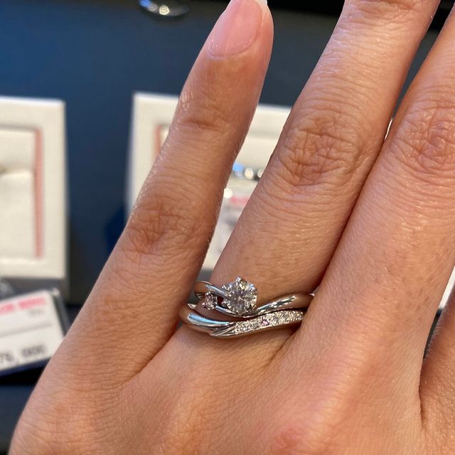 【Ginza Rim(銀座リム)の口コミ】 ダイヤが7石入っていて、その真ん中にピンクダイヤモンドが入っている点で…