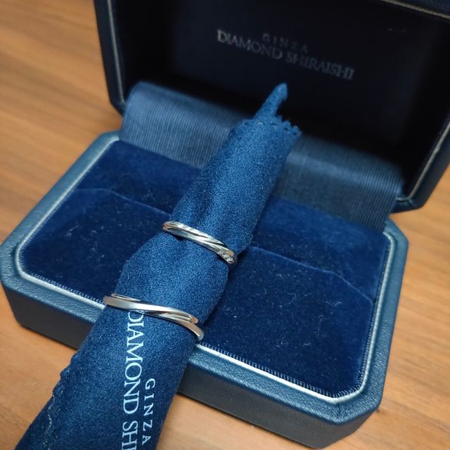 【銀座ダイヤモンドシライシの口コミ】 普段着けでき、婚約指輪とセットでつけられるようなシンプルなデザインの…