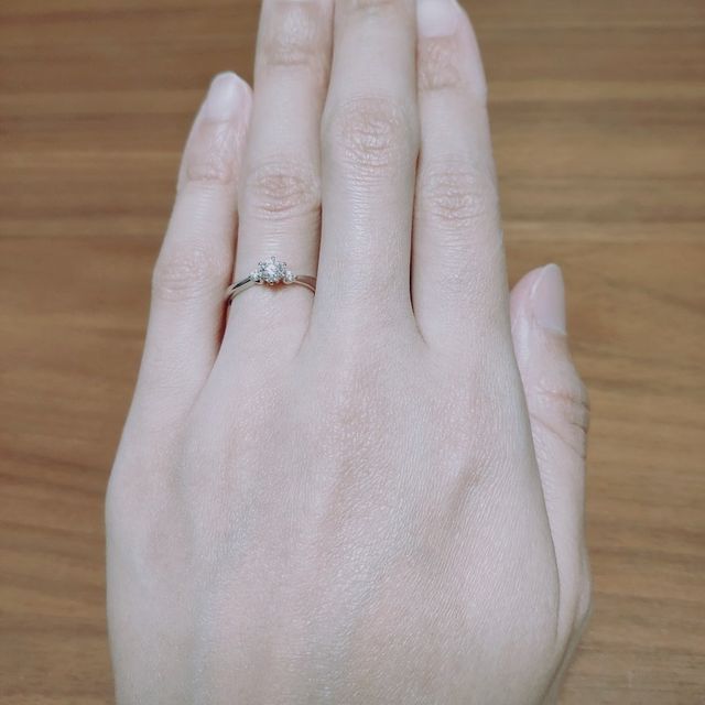 【4℃ BRIDAL(ヨンドシーブライダル)の口コミ】 リングの太さが細めなので、つけたとき華奢な印象になるところが気に入り…