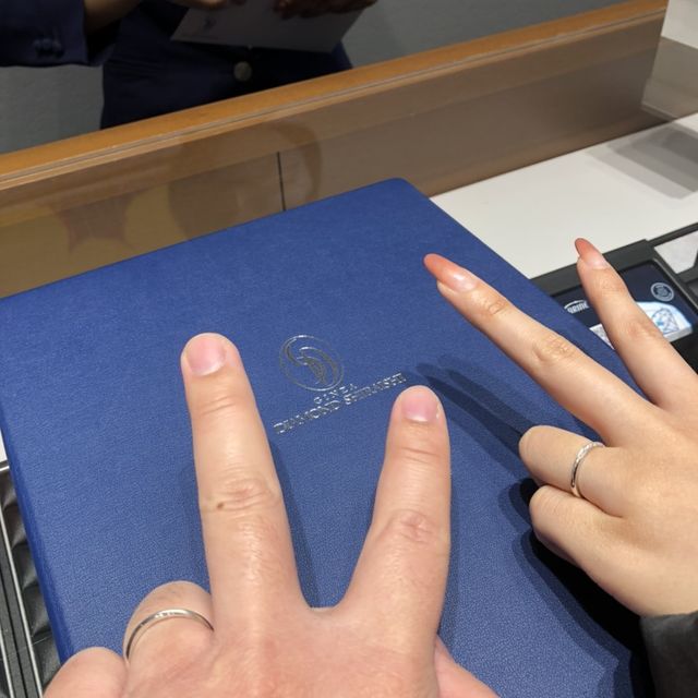 【銀座ダイヤモンドシライシの口コミ】 女性用の指輪は広くダイヤが入っており、右下がりで他のブランドにはない…