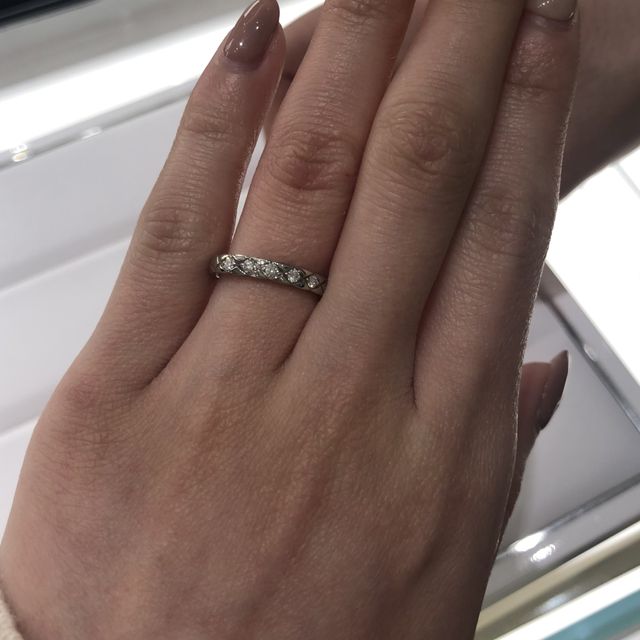 【シャネル(CHANEL)の口コミ】 写真でみたカメリアが気になり試着させてもらいました。写真通りとても可…