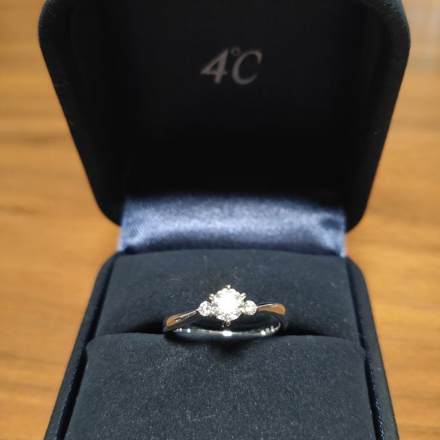 【4℃ BRIDAL(ヨンドシーブライダル)の口コミ】 店員さんとの相談で、緩やかなカーブがいいと思いそのデザインにしました…