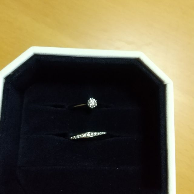【4℃ BRIDAL(ヨンドシーブライダル)の口コミ】 インターネットで指輪を検索してたところ、
デザインが気に入ったので実際…