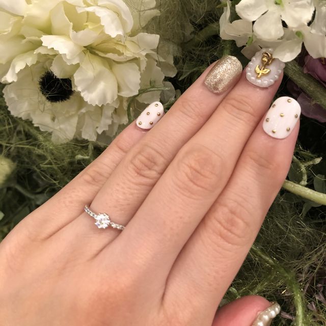 【YUKA HOJO(ユカホウジョウ)の口コミ】 結婚指輪と重ね付けするのに合わせやすいデザインだと思ったのが一番の決…