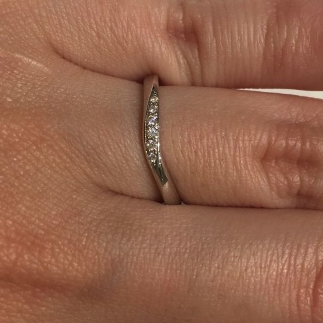 【4℃ BRIDAL(ヨンドシーブライダル)の口コミ】 シンプルなフォルムで扱いやすいですし、全体的に上品で指が綺麗に見えま…