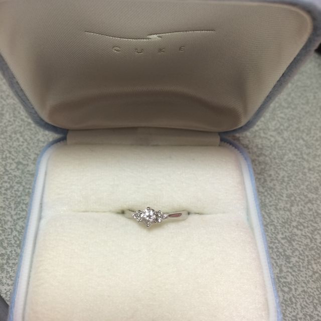 【CUKE(クーキ)の口コミ】 ピンクサファイアがダイヤモンドの両端についているので気に入った。
結婚…