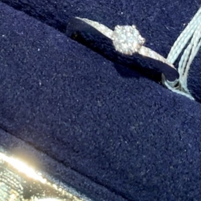 【BIJOUPIKO(ビジュピコ)の口コミ】 プラチナ素材で中心が細くなっているV字タイプの指輪です。とてもシンプル…