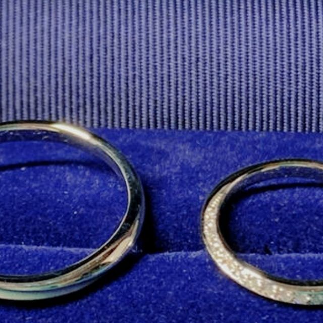 【銀座ダイヤモンドシライシの口コミ】 ストレートにメレダイヤがついたデザインを探していて、こちらのブーケを…