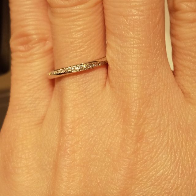 【銀座ダイヤモンドシライシの口コミ】 斜めに並んだダイヤのラインが主張しすぎず上品でした。着け心地も良く、…