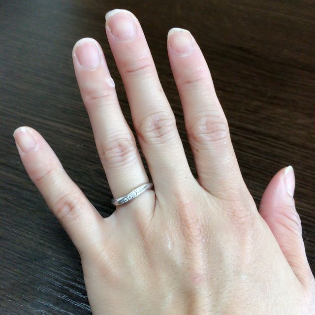 【銀座ダイヤモンドシライシの口コミ】 指が太くて短いため、ある程度長くスッキリ見える指輪を探していました。…