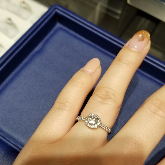 【銀座ダイヤモンドシライシの口コミ】 指輪のデザインが希望していたものだったので決めました。価格は想定より…