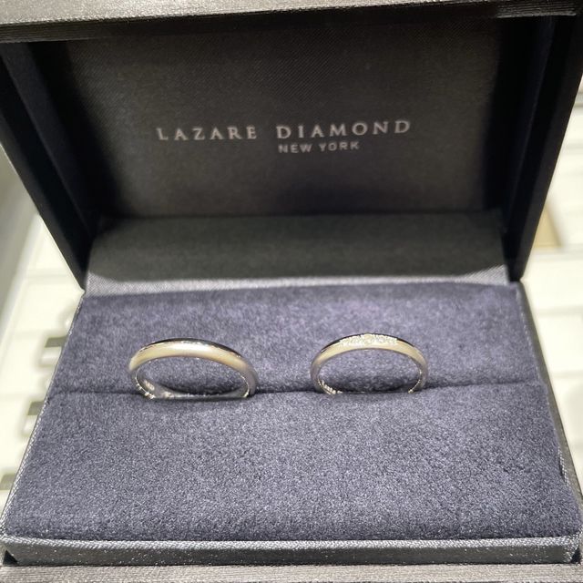 【ラザール ダイヤモンド(LAZARE DIAMOND)の口コミ】 センターラインを境に光沢と艶消しの仕上げを施した遊び心のあるデザイン…
