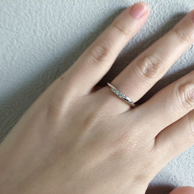 【銀座ダイヤモンドシライシの口コミ】 指輪のデザインについて
シンプルで大人なイメージのシャープなデザインで…