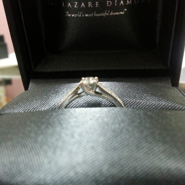 【ラザール ダイヤモンド(LAZARE DIAMOND)の口コミ】 デザインが曲線美の綺麗な指輪で女性らしい指先に見えて素敵でした。横か…