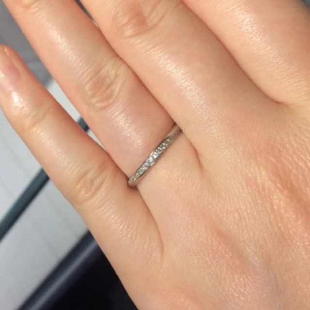 【銀座ダイヤモンドシライシの口コミ】 細身のリングで華奢なデザインが上品さを感じさせて素敵です。連なって配…