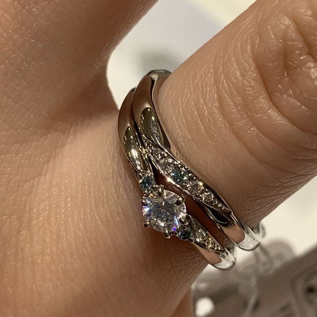 【ジュエリーIKEDA(池田時計店)の口コミ】 シンデレラデザインの指輪で、ブルーダイヤ（天然物ではない）がワンポイ…