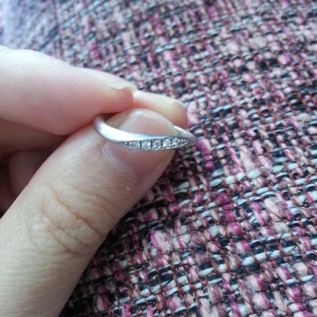 【ラザール ダイヤモンド(LAZARE DIAMOND)の口コミ】 生活をしていても邪魔にならない細身の指輪を探してました。綺麗な曲線美…