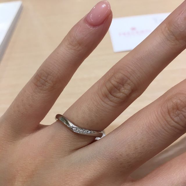 【TRECENTI(トレセンテ)の口コミ】 つけやすい素材とデザインでした。Vデザインが可愛く、指が長く見えるそう…