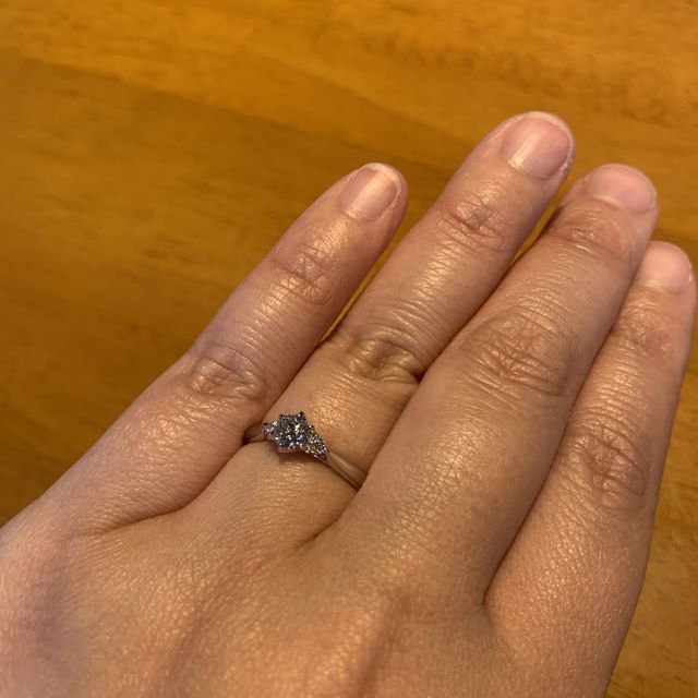 【銀座ダイヤモンドシライシの口コミ】 手が小さいのであまり大きなものは避けようと思ってました。指輪のデザイ…