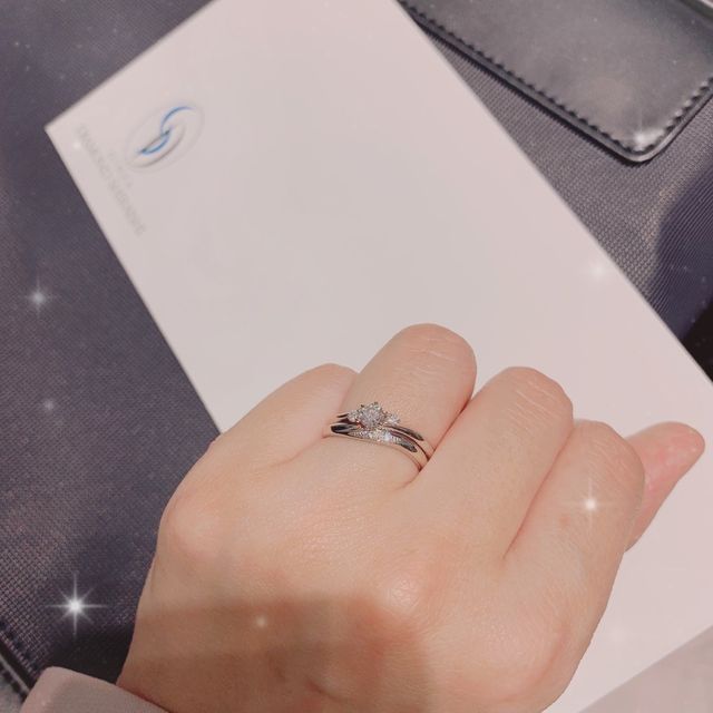 【銀座ダイヤモンドシライシの口コミ】 デザインが綺麗で、つけ心地もしっくりきたのが決め手です。
派手すぎず、…