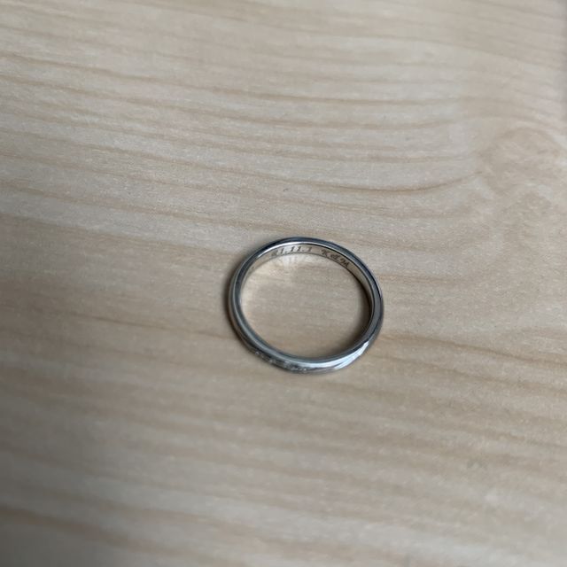 【アイプリモ(I-PRIMO)の口コミ】 指輪は細めのシルバーを選びました。小さめのダイヤが三つナナメのライン…