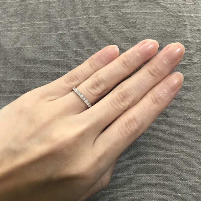 【MAGNOLIA WHITE JEWELRY(マグノリアホワイトジュエリー)の口コミ】 指を細く長く見せてくれるデザインと華奢なアームがダイヤの存在感を引き…