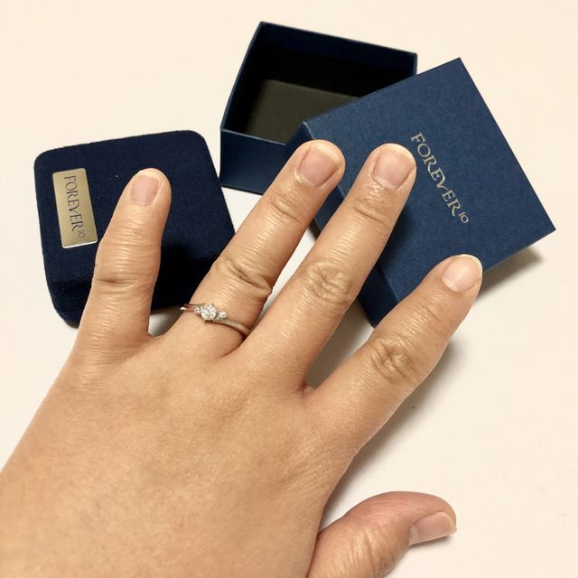 【ミルフローラ(Milluflora)の口コミ】 婚約指輪のダイヤは小ぶりのものが好みだったので、小さめのものから大き…