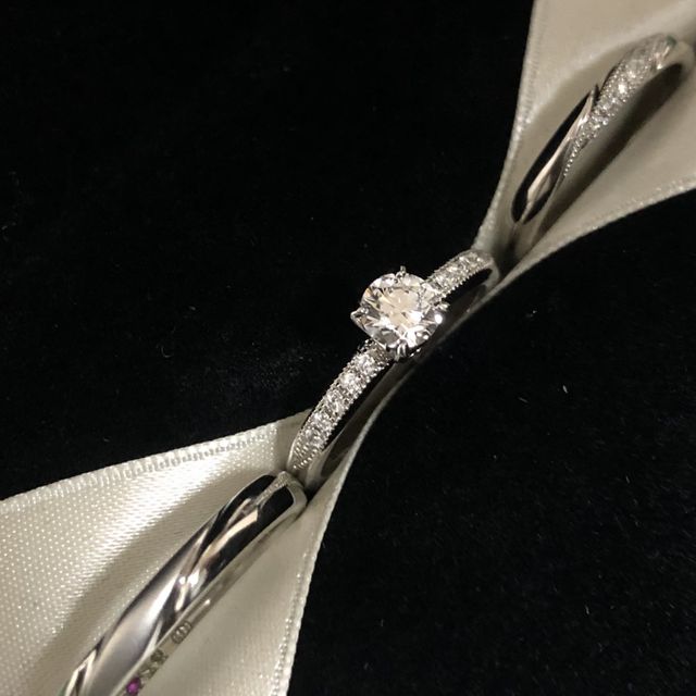 【エクセルコダイヤモンド(EXELCO DIAMOND)の口コミ】 ミル打ちがとても可愛く、着けてみた瞬間惹かれました。細めのデザインな…