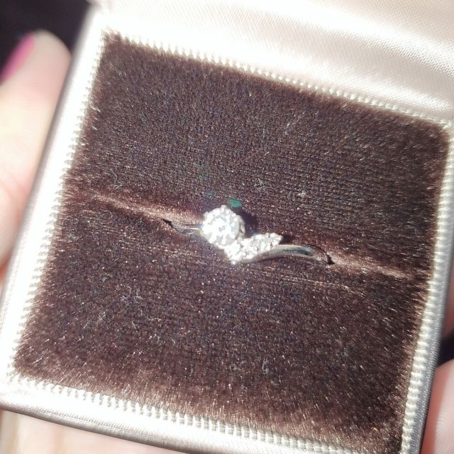 【アイプリモ(I-PRIMO)の口コミ】 婚約指輪は人生で初めてでした。
どんな感じがいいのか、デザインがほんと…