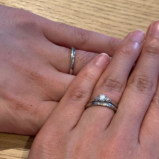 【銀座ダイヤモンドシライシの口コミ】 婚約指輪と同じシリーズのため、婚約指輪との相性がよかったです。彼の指…