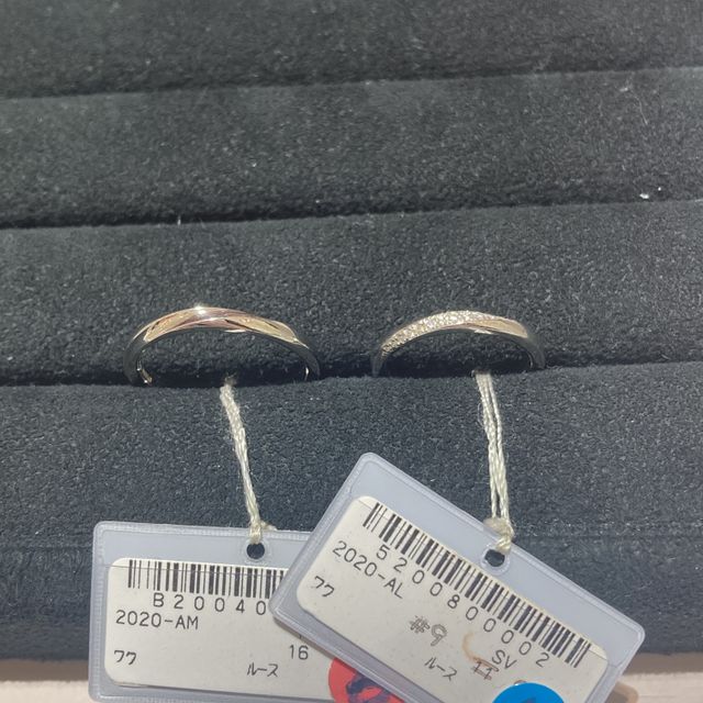 【TRECENTI(トレセンテ)の口コミ】 メレタイプの指輪でストレートかウェーブがほしくて探していましたが、立…