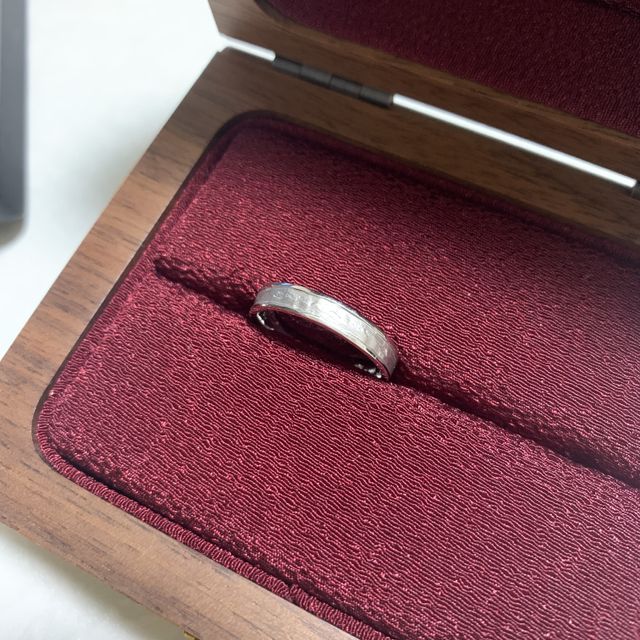 【MIORING(ミオリング)の口コミ】 購入した指輪のデザインには和紙柄が用いられており、非常に個性的であっ…