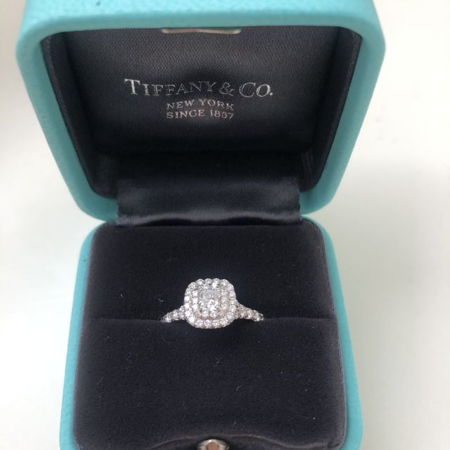 【ティファニー(Tiffany & Co.)の口コミ】 デザインは、センターダイアの周りを小さなダイアが2重で取り囲んでいるデ…