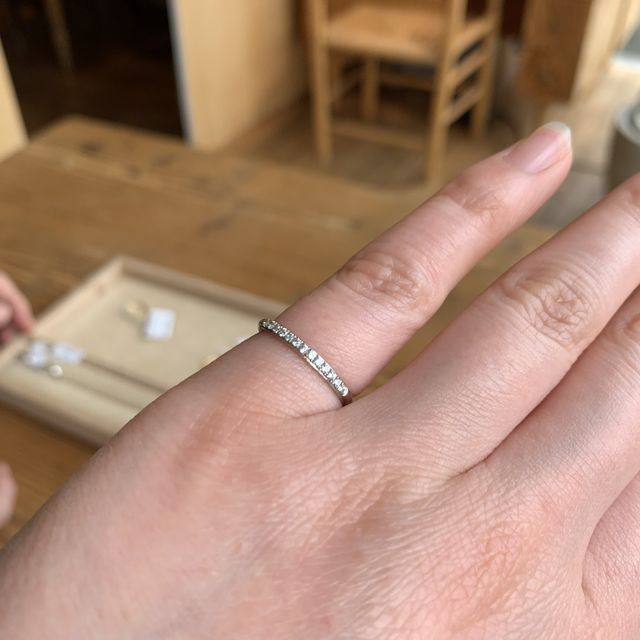 【ith(イズ)の口コミ】 シンプルなハーフエタニティリングです。プラチナの加工が少しアンティー…