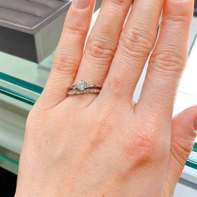 【アイプリモ(I-PRIMO)の口コミ】 細めのリングで、つけ心地も良かったです。
婚約指輪と結婚指輪のデザイン…