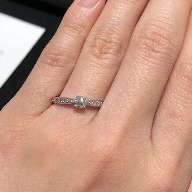 【ティファニー(Tiffany & Co.)の口コミ】 手が小さく指が短いのでリングの幅が狭いものを探していました。このエン…