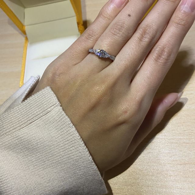 【ケイウノ ブライダル(K.UNO BRIDAL)の口コミ】 中央にダイヤモンド、サイドにメレダイヤが3石ずつ、アーム部分はハーフエ…