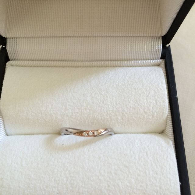 【AMOUR AMULET(アムール・アミュレット)の口コミ】 細身で波形、ピンクゴールドのコンビのリングを探していたところこちらの…