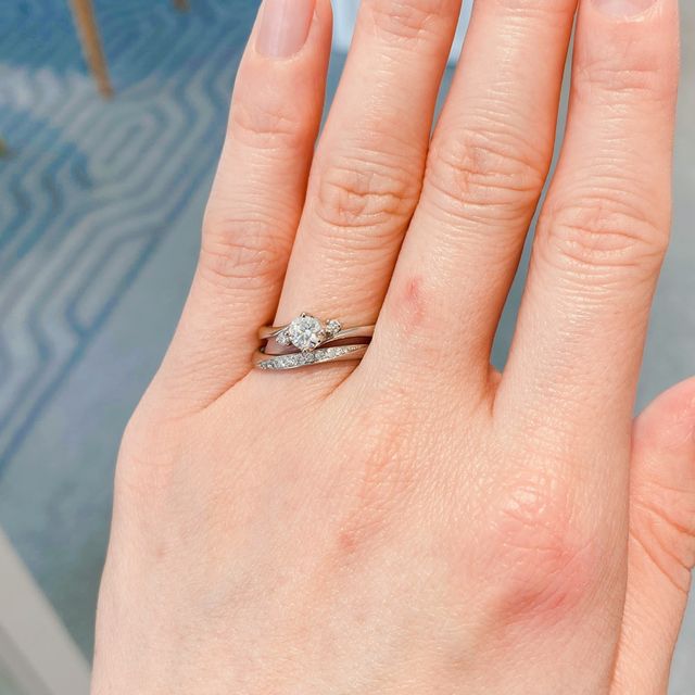 【ヴァンドーム青山(VENDOME AOYAMA)の口コミ】 婚約指輪のダイヤが、より大きく見えるセットリングでした。ウェーブのデ…