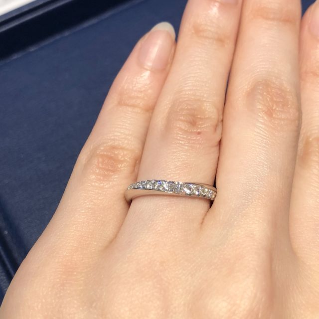 【銀座ダイヤモンドシライシの口コミ】 どの指輪もダイヤがキラキラで繊細で落ち着いたデザインが多かったです。…