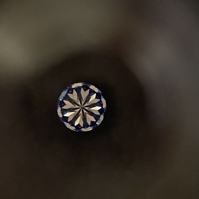 【TRECENTI(トレセンテ)の口コミ】 花の形に一目惚れしました。
婚約指輪はシルバーというイメージが強かった…