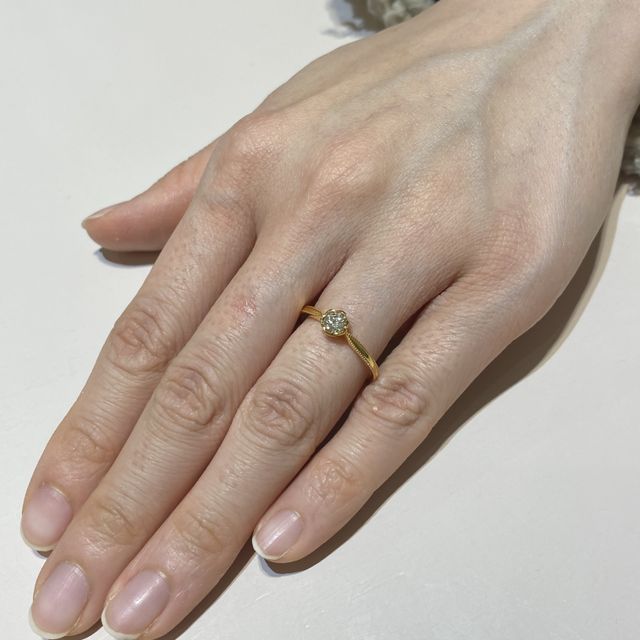 【TRECENTI(トレセンテ)の口コミ】 花の形に一目惚れしました。
婚約指輪はシルバーというイメージが強かった…
