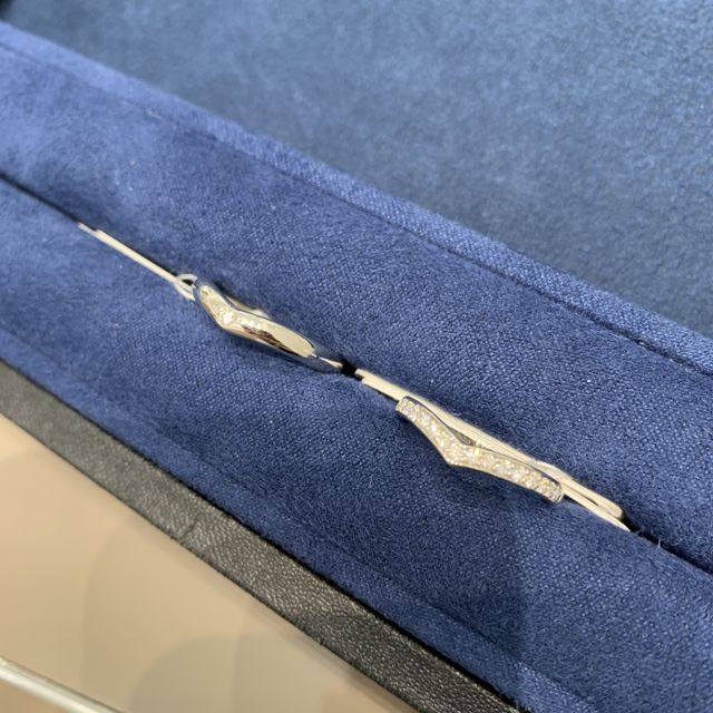 【4℃ BRIDAL(ヨンドシーブライダル)の口コミ】 少しだけキュッとしたVラインが可愛い指輪です。エターナルリングになると…