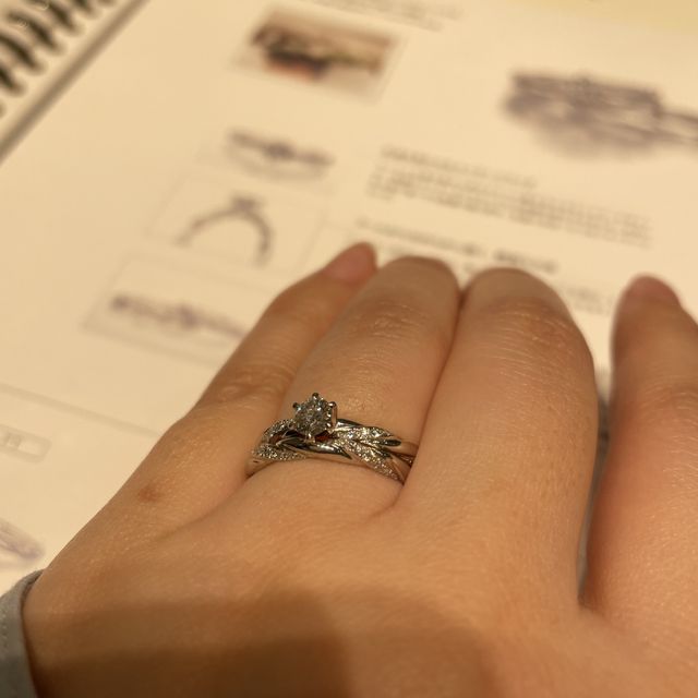 【銀座ダイヤモンドシライシの口コミ】 他にはない、ねじれのデザインだったので気に入りました。ダイヤモンドの…