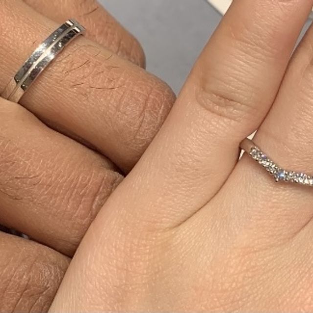 【ケイウノ ブライダル(K.UNO BRIDAL)の口コミ】 可愛らしいVラインで、プラチナも見えるのでとても気に入りました。主人が…