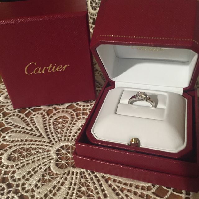 【カルティエ(Cartier)の口コミ】 いわゆるティファニーセッティングではないデザインを探していて、手が小…